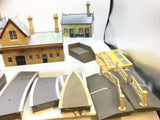 Job Lot of Hornby/Other OO Gauge Buildings and Accessories (L2)