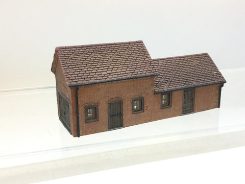 Graham Farish 42-106 N Gauge Red Brick Carthouse and Stables