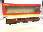 Hornby R4170A OO Gauge LNER Gresley Brake Coach 32558 (L1)