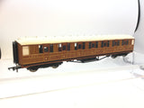Hornby R4171A OO Gauge LNER Gresley Corridor 1st Coach 31879