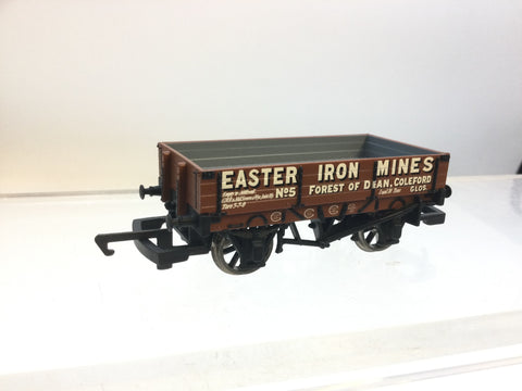 Hornby R6230A OO Gauge 3 Plank Wagon Easter Iron Mines