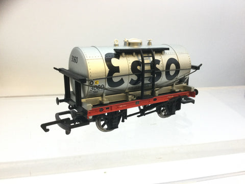 Hornby R6319 OO Gauge 14t Tank Wagon Esso 3060
