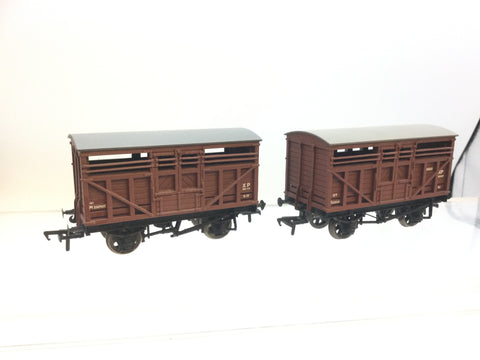 Bachmann 37-704 OO Gauge BR Cattle Wagon M239381 x2 (RENUMBERED)
