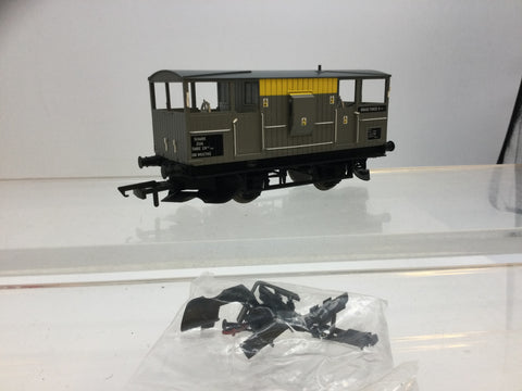 Hornby R6433 OO Gauge BR Departmental Shark Brake Van DB993795