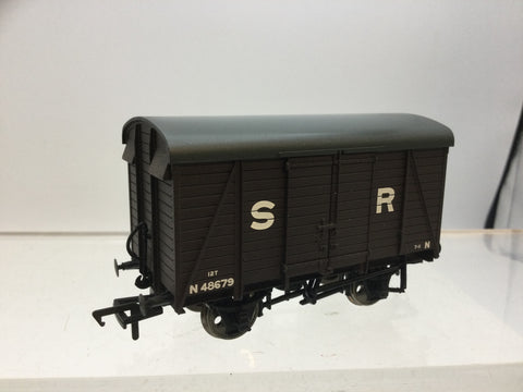 Bachmann 38-070 OO Gauge SR 12t Planked Vent Van 48679