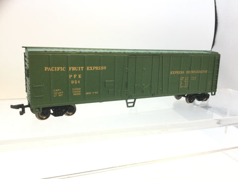 Bachmann 17948 HO Gauge 50' Steel Reefer Pacific Fruit Express PFE924