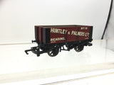 Hornby R6814 OO Gauge 6 Plank Wagon Huntley & Palmers, Reading