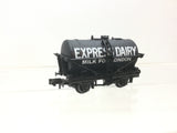 Peco NR-P168 N Gauge Milk Tank Wagon Express Dairies