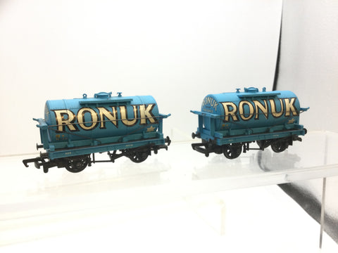 Mainline 37410 OO Gauge Tank Wagon Ronuk x2