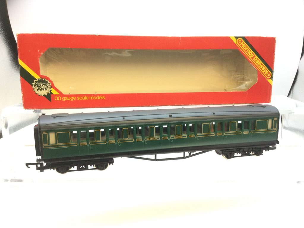 Hornby R431 OO Gauge SR Maunsell Composite Coach 1384