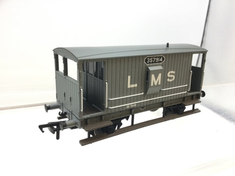 Bachmann 38-552A OO Gauge MR 20t Brake Van w Dockets LMS Grey