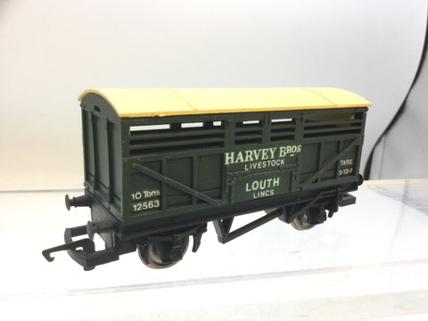 Hornby R215 OO Gauge Harvey Bros Cattle Van