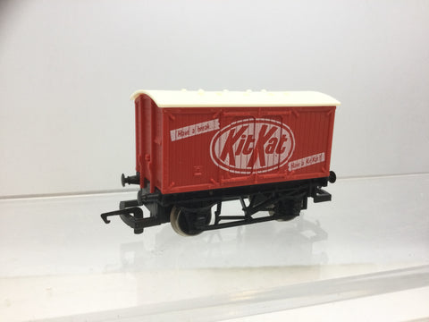 Hornby R722 OO Gauge Kit Kat Covered Van