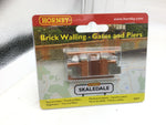 Hornby R8979 OO Gauge Brick Walling - Gates & Piers