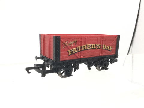 Hornby R6778 OO Gauge Father's Day Wagon