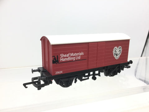 Hornby R6474 OO Gauge Freelance Long Wheelbase Van Sheaf Materials