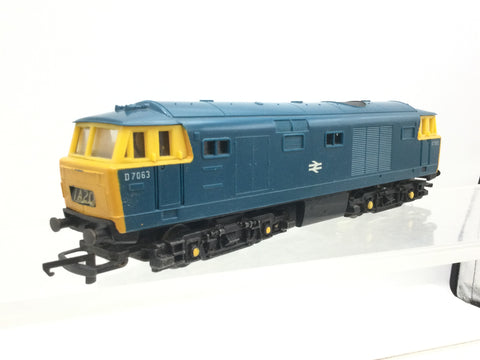 Hornby R758 OO Gauge BR Blue Class 35 Hymek D7063