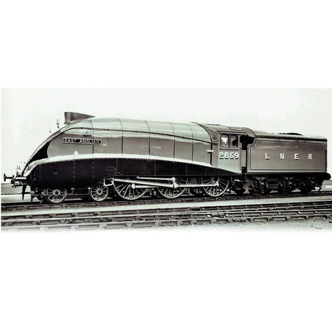 Hornby R30137 OO Gauge LNER, Class B17/5, 4-6-0, 2870 'City of London' - Era 3