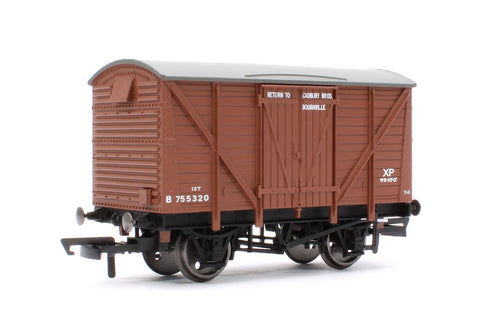 Hornby R60280 OO Gauge BR ex SR Box Van Cadbury B755320