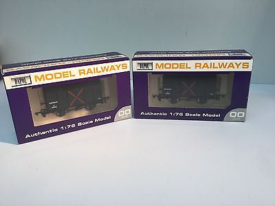 Dapol B349 OO Gauge GWR Gunpowder Van x2