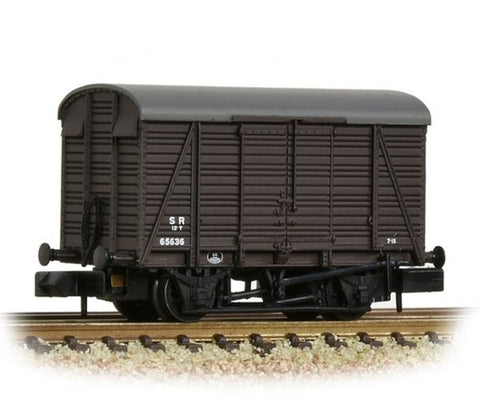 Graham Farish 377-430 N Gauge SR 12T Ventilated Van 2+2 Planked SR Brown