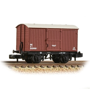 Graham Farish 377-987 N Gauge LNER 12T Fruit Van Planked Ends LNER Bauxite