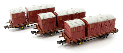 Rapido Trains 921016 N Gauge BR ‘Conflat P’ Wagon Triple Pack A (crimson containers)