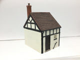 Hornby R8694 OO Gauge Busby's Hair Salon