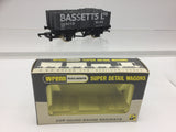 Wrenn W5074 OO Gauge 5 Plank Open Wagon Bassetts Tarred Slag