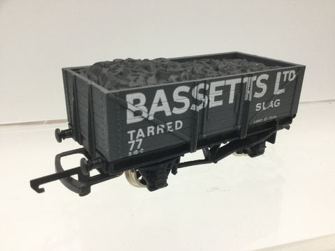 Wrenn W5074 OO Gauge 5 Plank Open Wagon Bassetts Tarred Slag