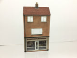 Bachmann 44-256 OO Gauge Low Relief Hardware Store with Maisonette
