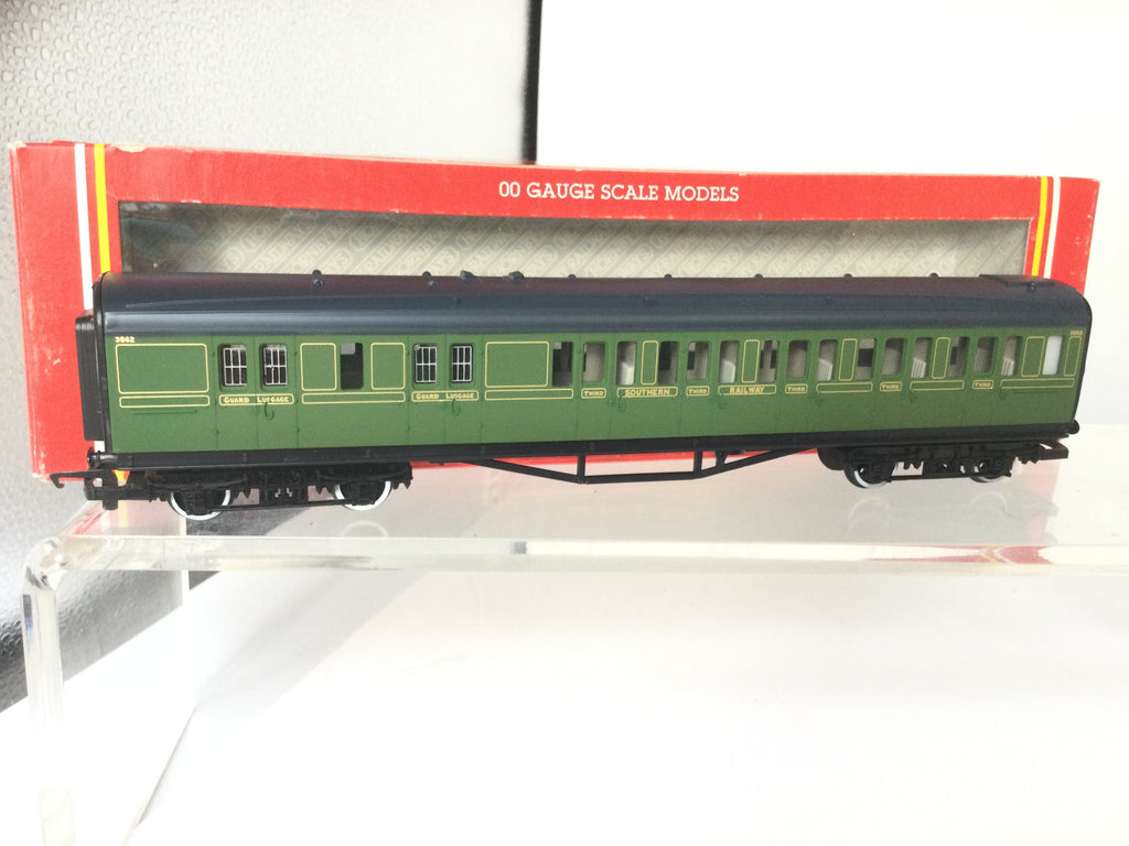 Hornby R162 Hornby R162 OO Gauge SR Olive Green Maunsell Brake End Coach 3562