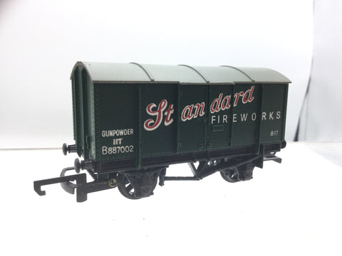 Wrenn W4313 OO Gauge Gunpowder Van Standard Fireworks (Green)