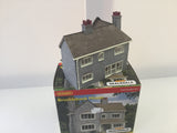 Hornby R8549 OO Gauge Brocklebank House