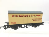 Hornby R1271M OO Gauge Covered Wagon Richards & Cronin