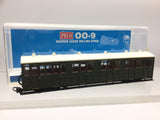 Peco GR-401U OO-9 Gauge Unlettered Green Composite Coach