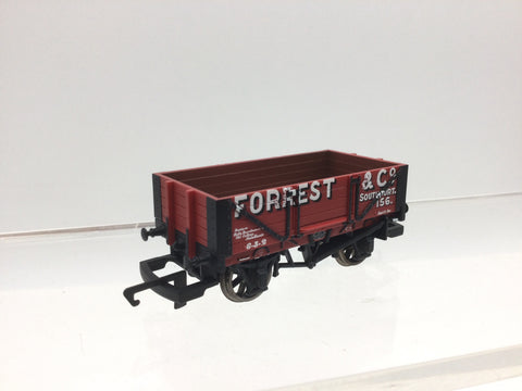 Hornby R6593 OO Gauge 4 Plank Wagon Forrest & Co