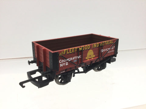 Hornby R6592 OO Gauge 4 Plank Wagon Fleet Wood Ind Co-op Society
