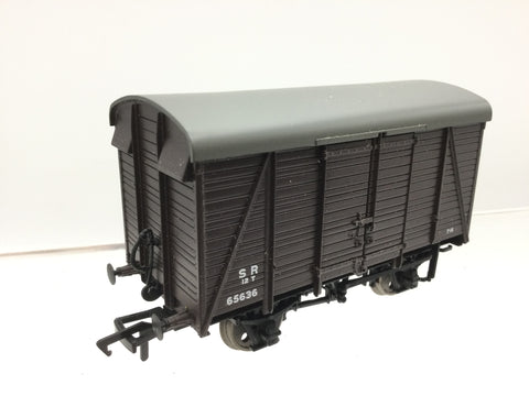 Bachmann 38-084 OO Gauge SR 2+2 Planked Vent Van 65636