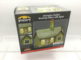 Bachmann 44-0083 OO Gauge Hampton Station Booking Office with Lights