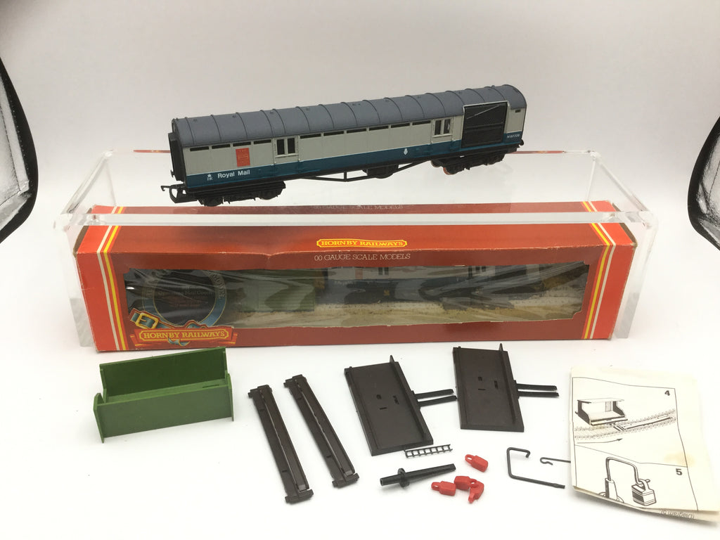 Hornby R162 Hornby R416 OO Gauge TPO Blue/Grey Coach and Accessories