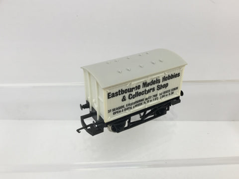 Hornby R040 OO Gauge Eastbourne Models Vent Van w Tail Light