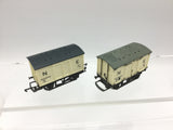 Hornby R21 OO Gauge NE Refrigerated Van 7901 x2