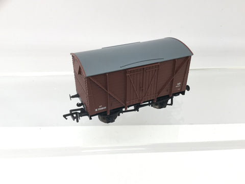 Bachmann 38-160A OO Gauge BR 12t Planked Vent Van B755845