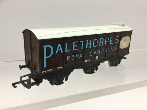 Hornby R6158 OO Gauge 6 Wheel Closed Van Palethorpes Sausages