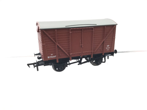Bachmann 38-230A OO Gauge BR Planked Vent Van B774447
