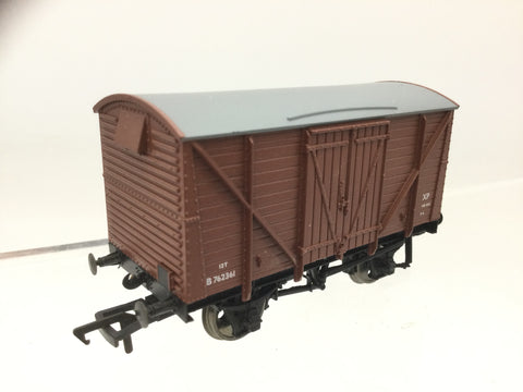Bachmann 38-160 OO Gauge BR Planked Vent Van B762361