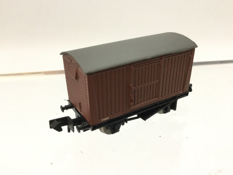 Graham Farish 373-105 N Gauge BR Bauxite Planked Ventilated Van E568037